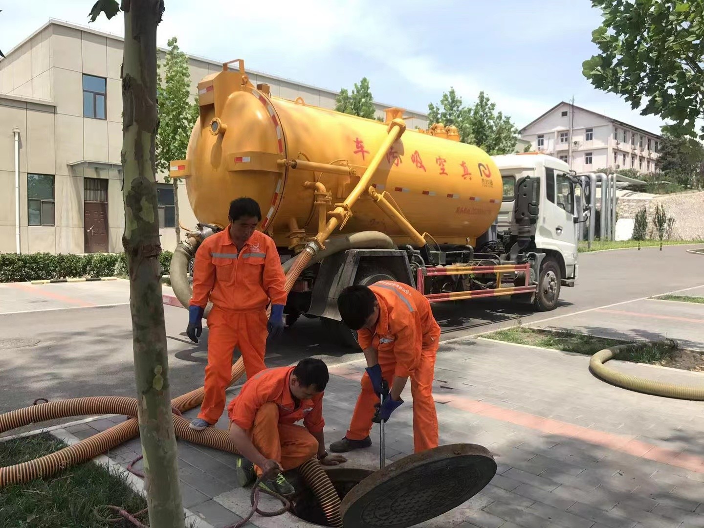 广陵管道疏通车停在窨井附近