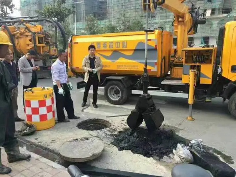 广陵街道：网格员化身“清道夫”，为民解忧疏通“堵心”化粪池