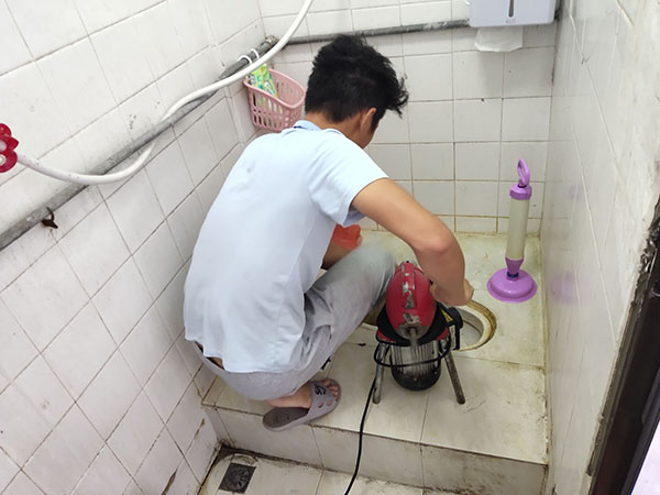 广陵肥皂掉到马桶里把马桶堵住了怎么办？马桶堵住了怎么办
