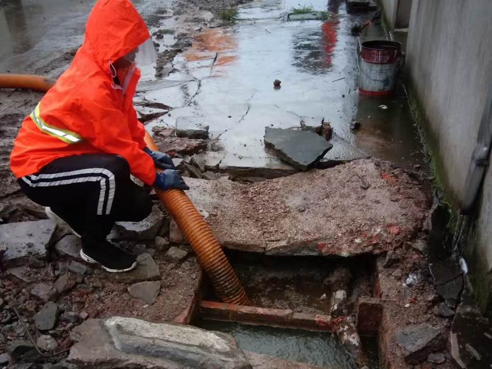 广陵专业清理污水池 炜誉市政以规范流程守护城市 “肠道”